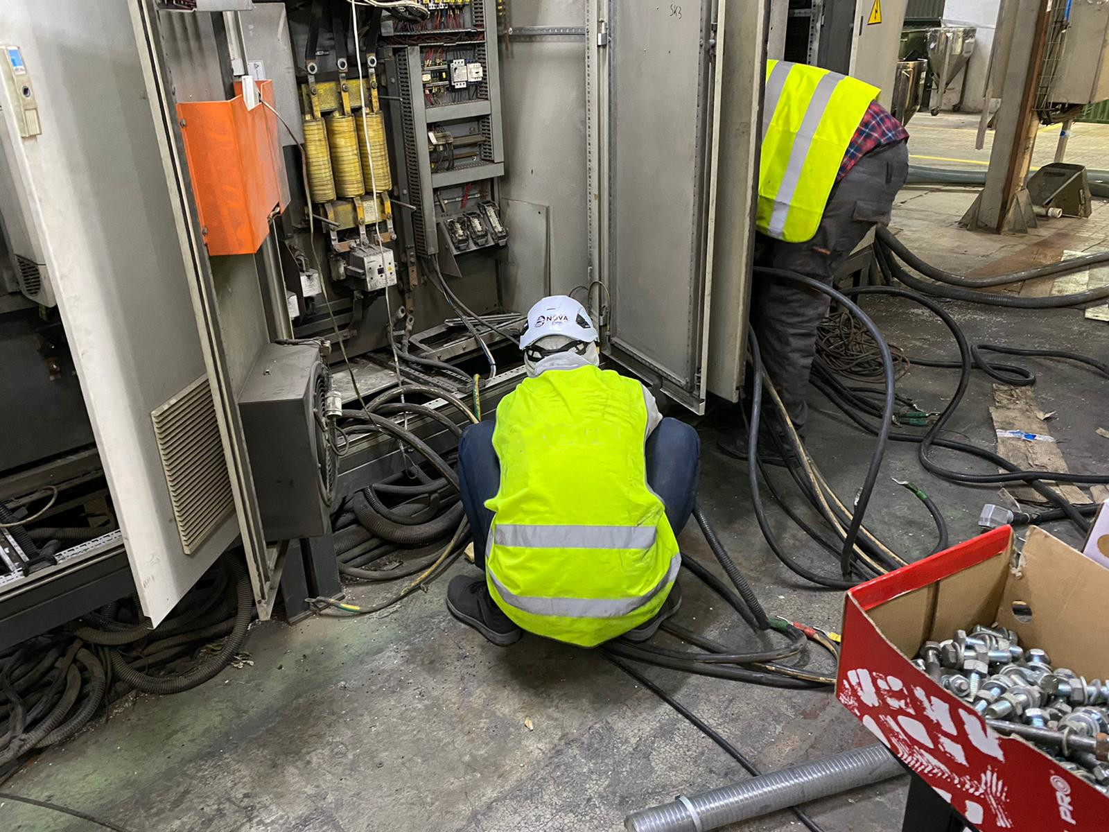 Prace przy instalacji elektrycznej maszyny w Almeríi